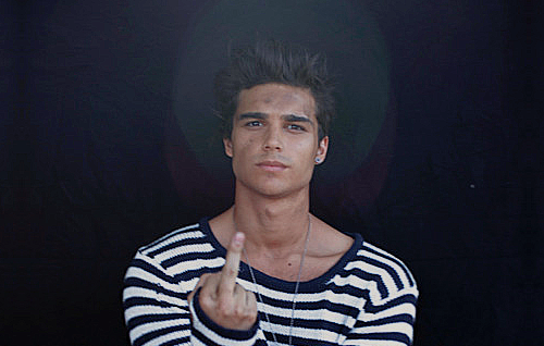 eric-saade-finger.png